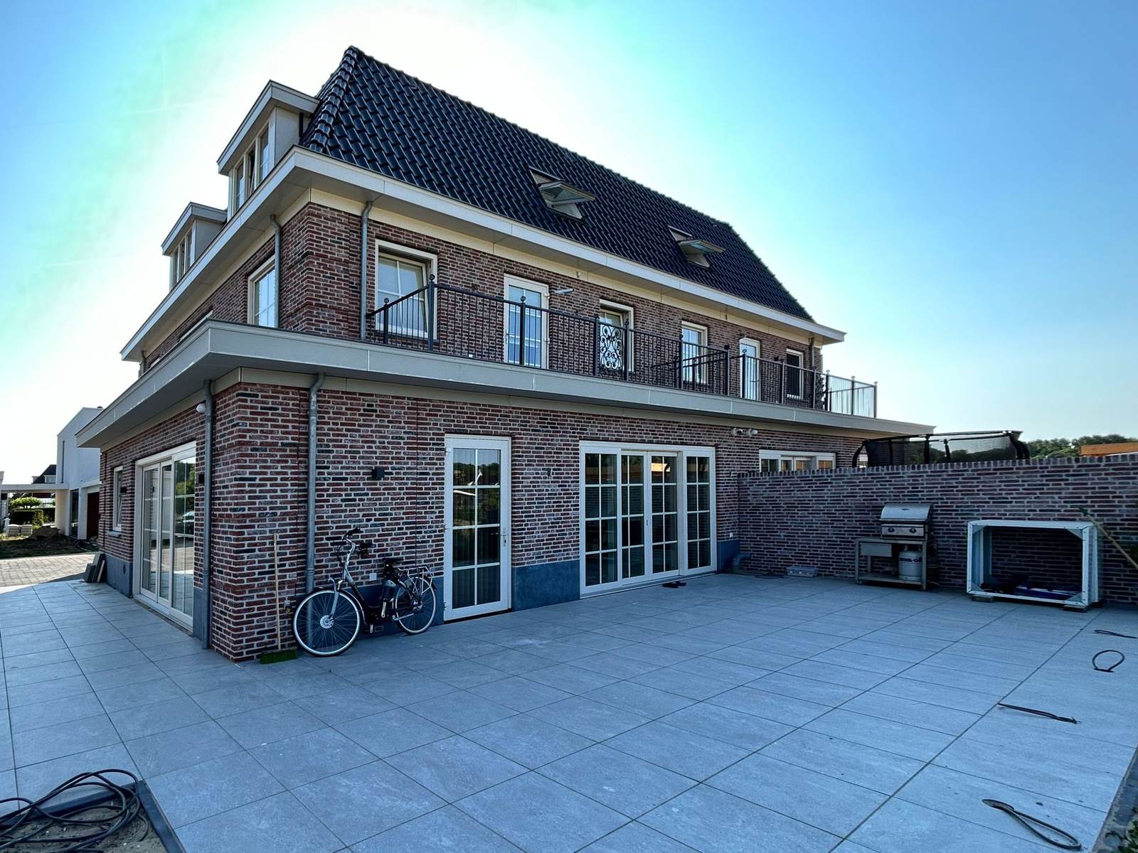Woning met een opbouw en gemetselde gevel