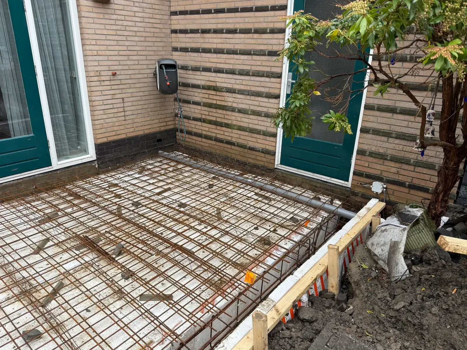 De wapening ligt in de bekisting, klaar om de vloer te storten.