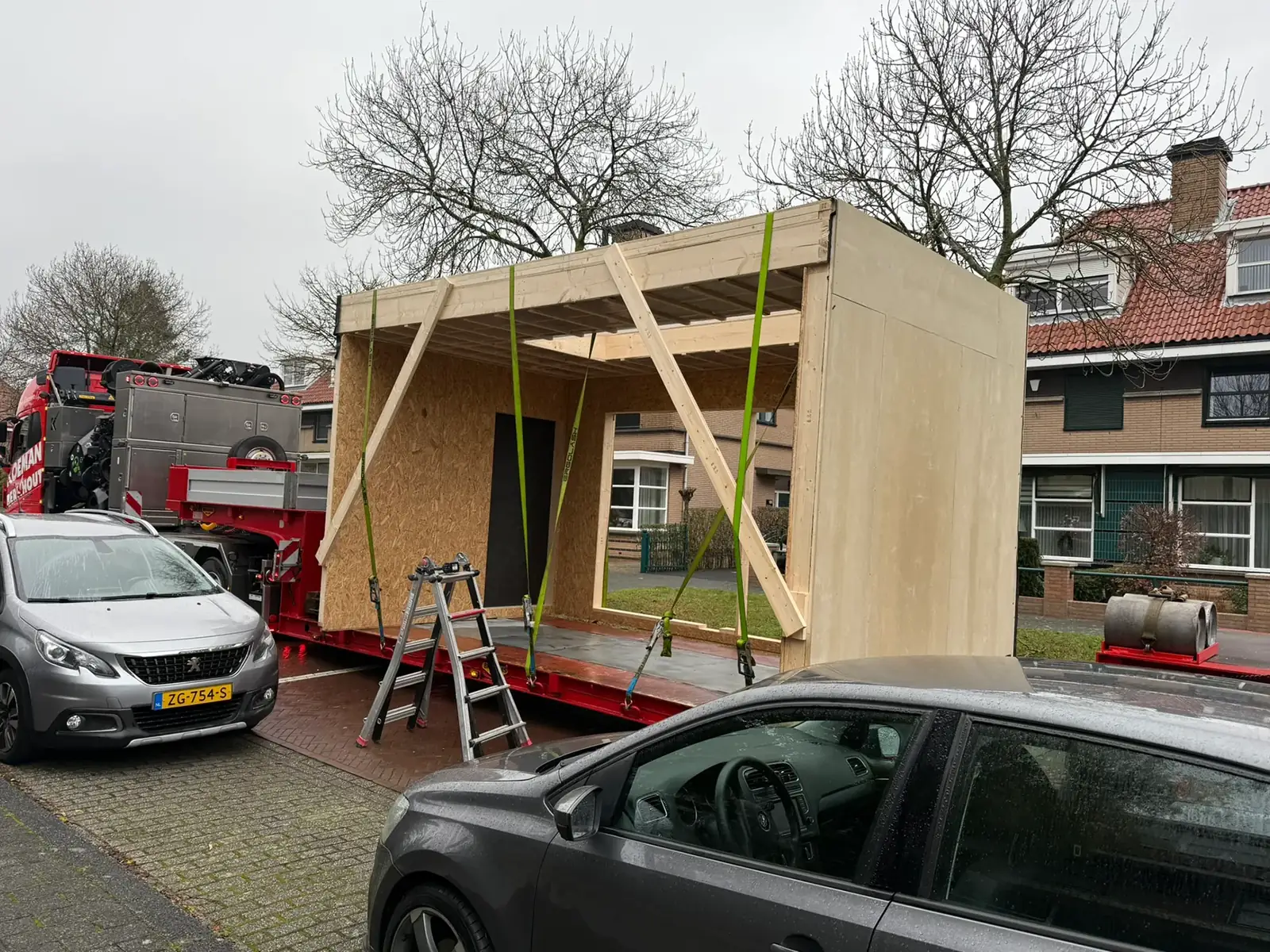 Het prefab casco staat op een dieplader voor de deur.