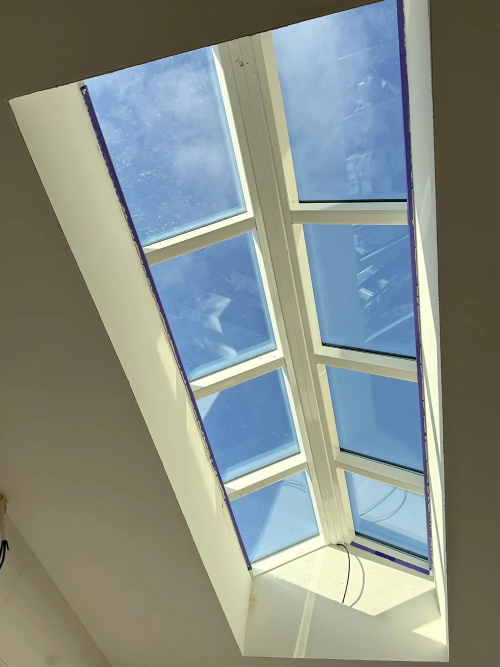 De lichtstraat van onderaf gezien, met de lucht erdoorheen.