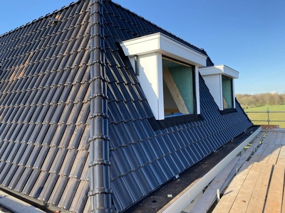 Twee prefab dakkapellen vanaf de nok gezien; het dak is al gedekt.