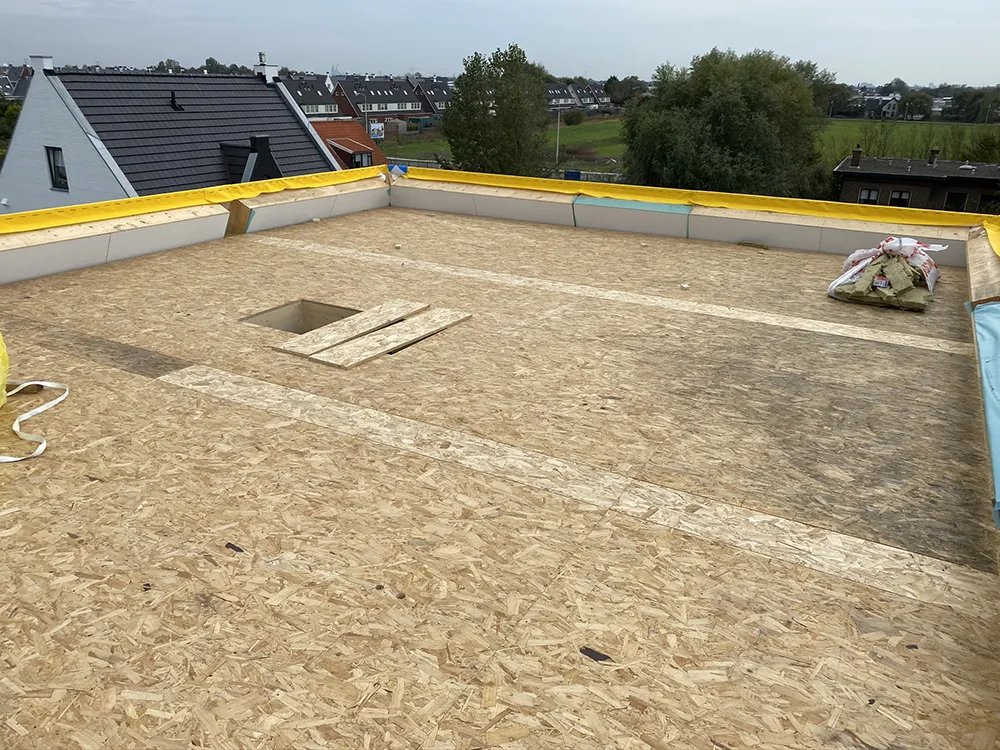 De gelegde prefab dakvloer met de randbalken eromheen.