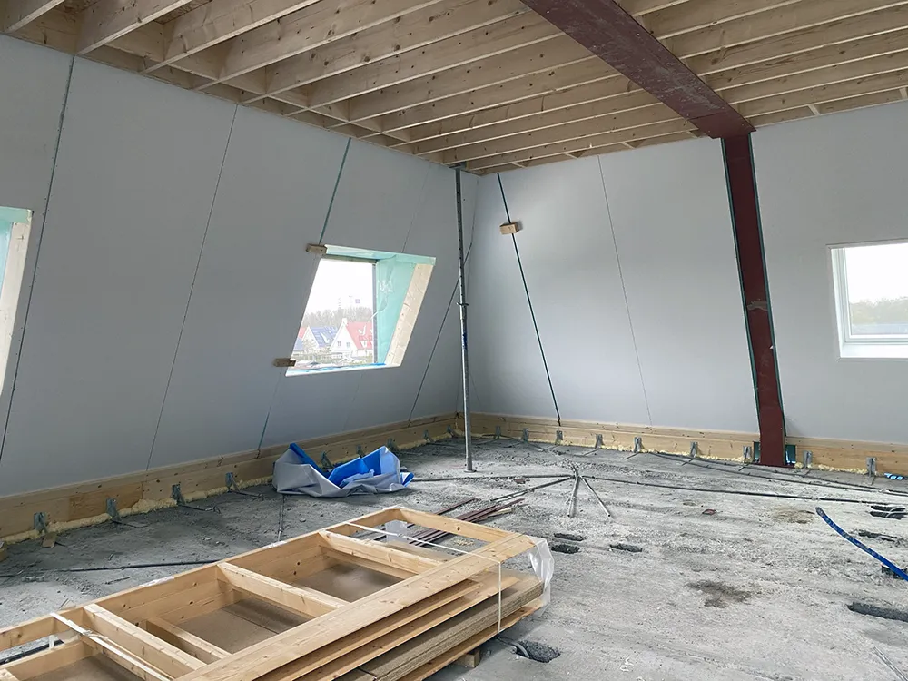 Binnen op de verdieping: de wanden staan en het dakbeschot ligt erop.