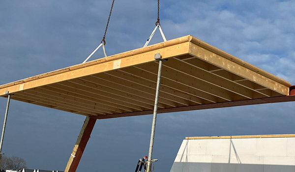 Prefab aanbouw met grote schuifpui naar de tuin