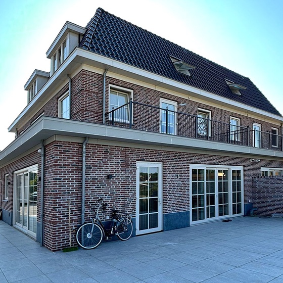 Afgebouwde prefab aanbouw aan de achterzijde van een woning