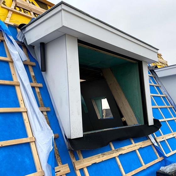 Geplaatste prefab dakkapel op een bestaand dak